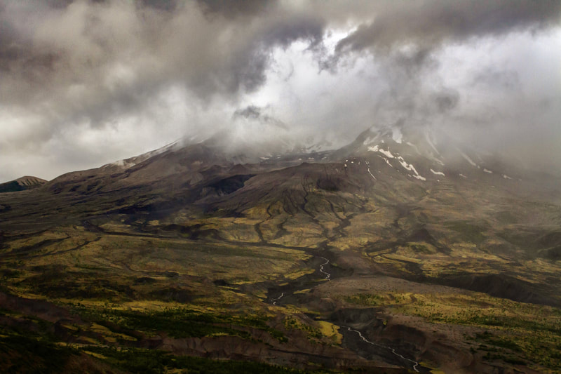 Photograph of Mt St Helens on a cloudy day.